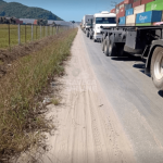 [VÍDEO] Ciclofaixa desaparece em importante via de Navegantes e leva causa insegurança no trânsito