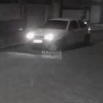 [VÍDEO] Ladrão é gravado em ação ao furtar veículo durante a madrugada