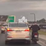 [VÍDEO] Carro é flagrado “rebocando” moto em plena BR-101