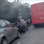 [VÍDEO] Ônibus espalha nuvem de fumaça sobre estudantes em Navegantes