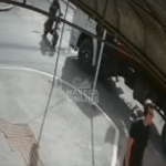 [VÍDEO] Piloto de scooter dobra poste com o próprio corpo durante acidente de trânsito
