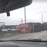 [VÍDEO] BR-101 tem manhã com inúmeros acidentes na região; tombamento de carreta tranca rodovia em Navegantes no sentido Penha