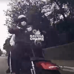 [VÍDEO] Câmera registra batida traseira de scooter em carro e levanta alerta sobre velocidade no trânsito