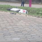 Navegantes: carro cai em vala e vizinhos pedem que Prefeitura tampe esgoto a céu aberto