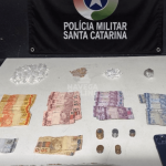 Polícia Militar apreende 152 porções de drogas durante operação contra o tráfico em Navegantes