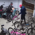 [VÍDEO] Dupla é flagrada por câmeras de segurança enquanto furtava veículos durante a madrugada