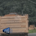 [VÍDEO] Motorista denuncia caminhão com pedra solta na caçamba oferecendo riscos no trânsito
