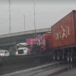 [VÍDEO] Acidente com carreta tranca BR-101 nos dois sentidos em Navegantes