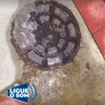 [VÍDEO] Esgoto puro corre sobre calçada em rua de Navegantes; moradores cobram solução urgente