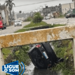 [VÍDEO] Motoristas despencaram carros em valas de Navegantes e Penha neste sábado (24)